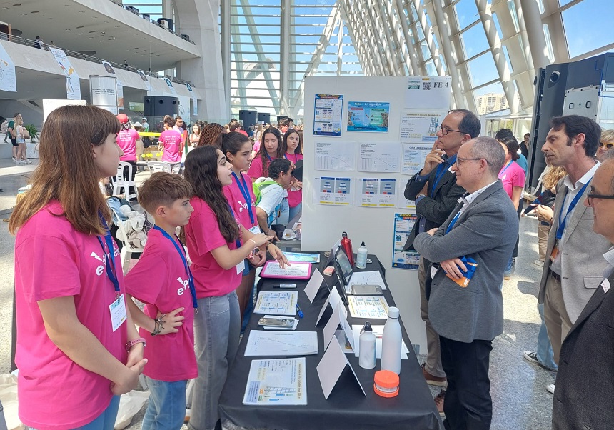Juan Luis Gandia, prinicipal of the Universitat de València, at the Experimenta Fair